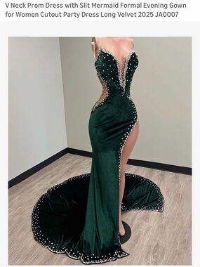 Elegant Emerald Green Velvet Mermaid Evening Gown with V-Neck and High Slit